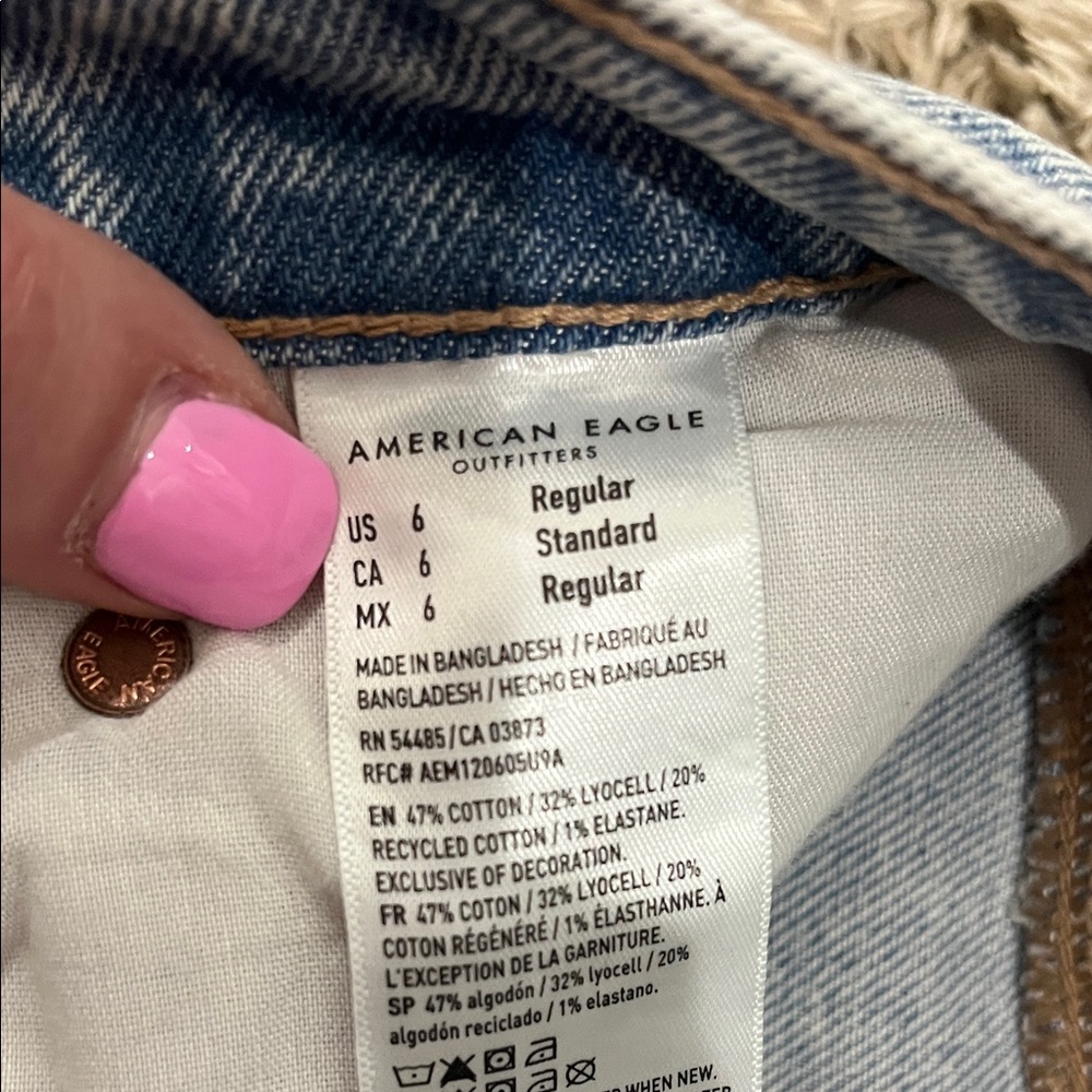 American Eagle Outfitters Light Wash Barrel Jeans - Picture 5 of 7